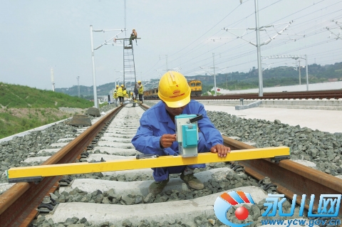 工程技术员测试铁路水平度