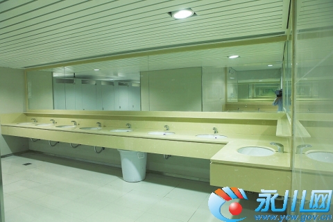 宽敞整洁的卫生间